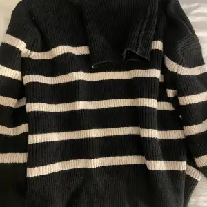 randig polo tröja från gina tricot säljer för att den inte går till använde längre, super mysigt material 