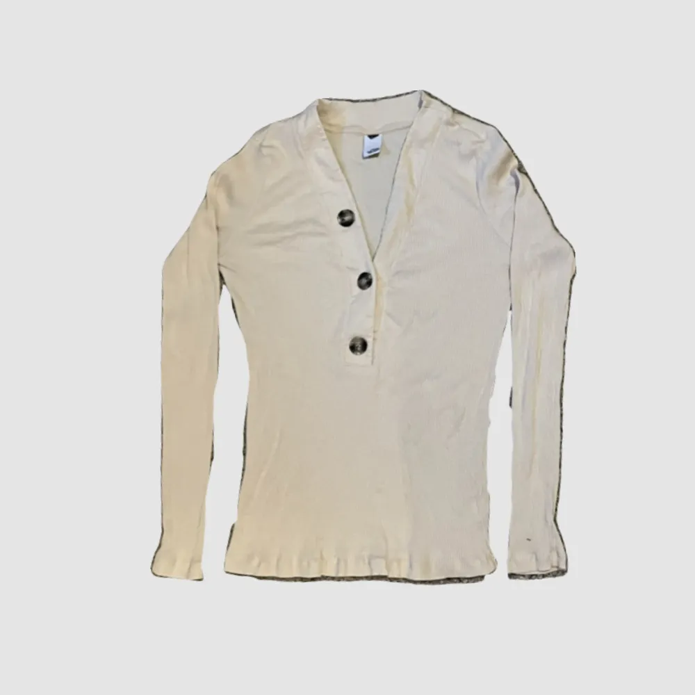 Förlåt för dålig bild 😭🫶men det är en jättesöt tröja med knappar och den är superskön och stretchig🫶. Tröjor & Koftor.