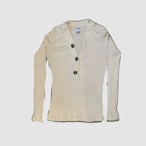 Vit tröja med knappar - Förlåt för dålig bild 😭🫶men det är en jättesöt tröja med knappar och den är superskön och stretchig🫶