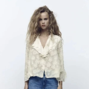 Zara blus - Säljer denna fina blus från zara som aldrig är använd! Köpte för 350 och pris kan diskuteras💗 skriv privat för fler bilder