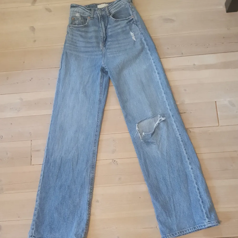 Jätte snygga jeans från H&M i storlek 34💕Passar perfekt på mig som är 169 cm!😊Bra skick!. Jeans & Byxor.