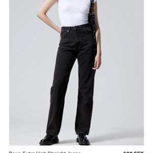 Weekday jeans i modellen ”Rowe”, sparsamt använda. I storlek W26 L32