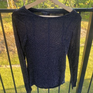 Glittrig långärmad topp - Glittrig topp i mycket fint skick