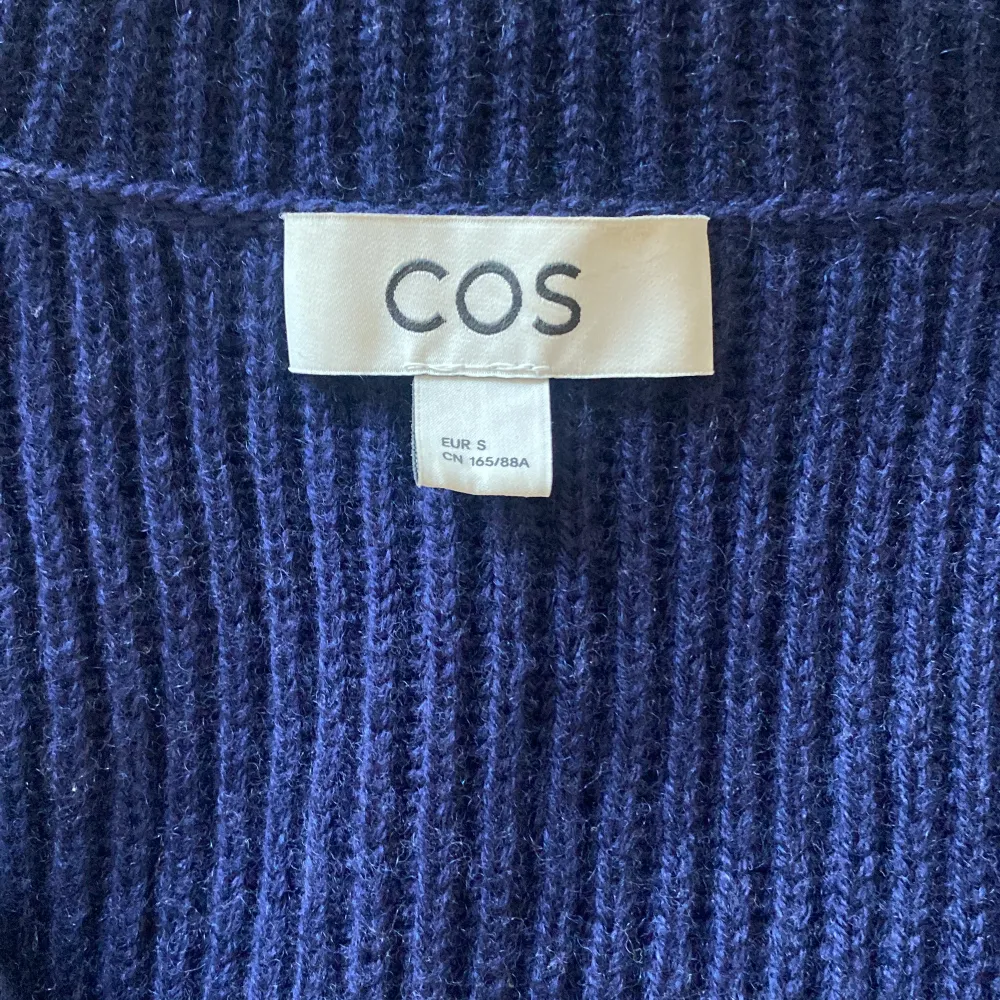Marinblå stickad tröja från Cos i 100% ull med båtkrage 🚤 ☀️ perfekt nu i sommar att ha över en klänning . Stickat.
