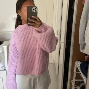 stickad rosa tröja från Zara! - Jättefin stickad tröja från zara i storlek M! Köparen står för frakt💕 hör av dig för fler frågor!