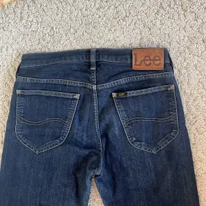 Midrise/waist jeans från Lee! Fint skick, skulle säga att de är mellan 36/38 i storlek. L32 