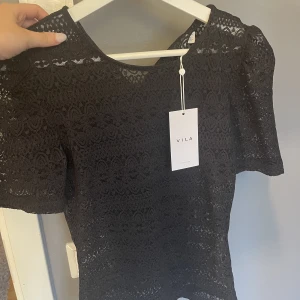 Svart tröja  - Säljer denna fina tröja från vila 💕