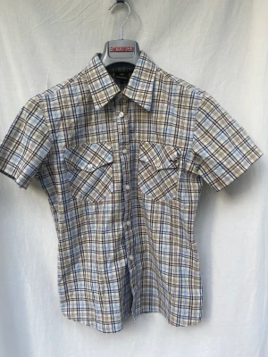 Kortärmad skjorta     - Säljs i befintligt skick 