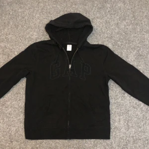 Gap hoodie - Skit snygg Svart GAP hoodie i nyskick utan skavanker eller färgskador, som ny💸