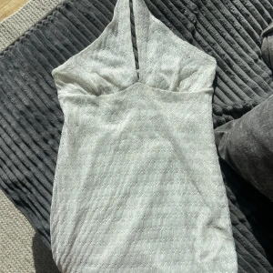 Söt sommarklänning  - Superfin sommarklänning med halterneck i spetsliknande material!