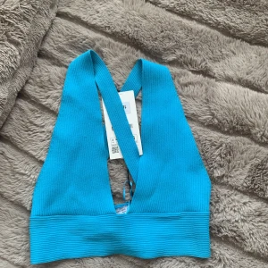 Topp från zara  - Jättefin turkos topp från zara, aldrig använd endast testad så prislapp är kvar. Sen förra sommarens kollektion så finns ej kvar att köpa. Storlek S. Skriv för bilder på!
