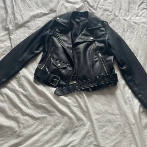 Svart skinnjacka  - Jag säljer min skinnjacka (inte äkta skinn) från zara för att den inte kommer till användning längre. Den är köpt våren 22 men är använd fåtal gånger och är i fint skick. 