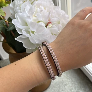 Valentino armband - Ett armband från valentino, tyvärr tappat 1 nit. Köpt i London för 3 år sen. Kvitto finns. 