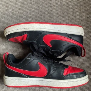 Nike skor - Säljer mina röd svarta Nike skor för att dom är för små, dom är i bra skick förutom att dom är creaseade. Knappt använda. Pris kan diskuteras