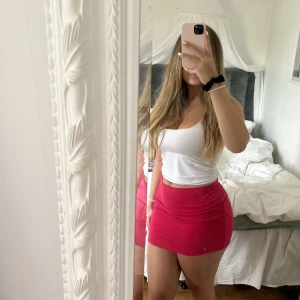 Kort kjol - Söt kort kjol, köpt utomlands. Perfekt nu till sommaren och på fest💞💞