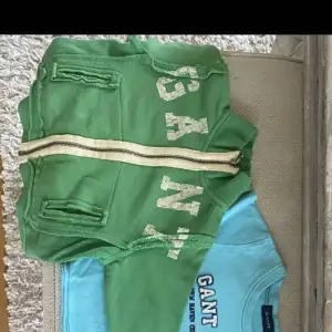 Original Gant i stl 86 *grön tröja med tryck och dragkedja * turkos kortärmad t-shirt med tryck * mörkblå lånärmad t-shirt Paketpris 450kr Finns i Bandhagen  