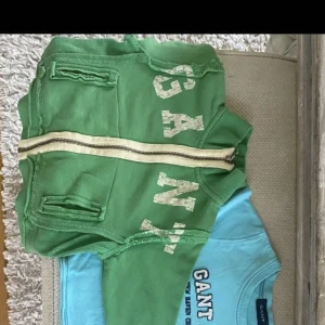 Barnkläder Gant stl 86 - Original Gant i stl 86 *grön tröja med tryck och dragkedja * turkos kortärmad t-shirt med tryck * mörkblå lånärmad t-shirt Paketpris 450kr Finns i Bandhagen  