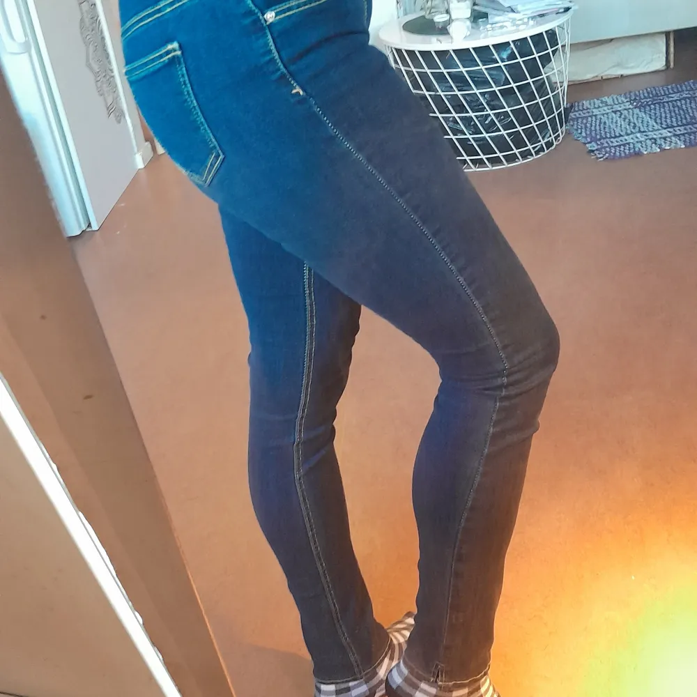 Mörkblå jeans i stretchig stuprörsmodell med hög midja och lite fina detaljer. Storlek S från Shein och nästan nya. . Jeans & Byxor.