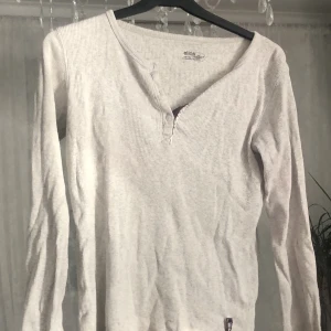 Ellos topp - Topp från ellos. Superskönt material och bra kvalitet.