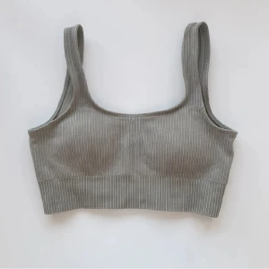 Sport bh/topp Aimn - Snygg grön topp från aimn. Lite liten på mig därav säljer jag. Storlek small.