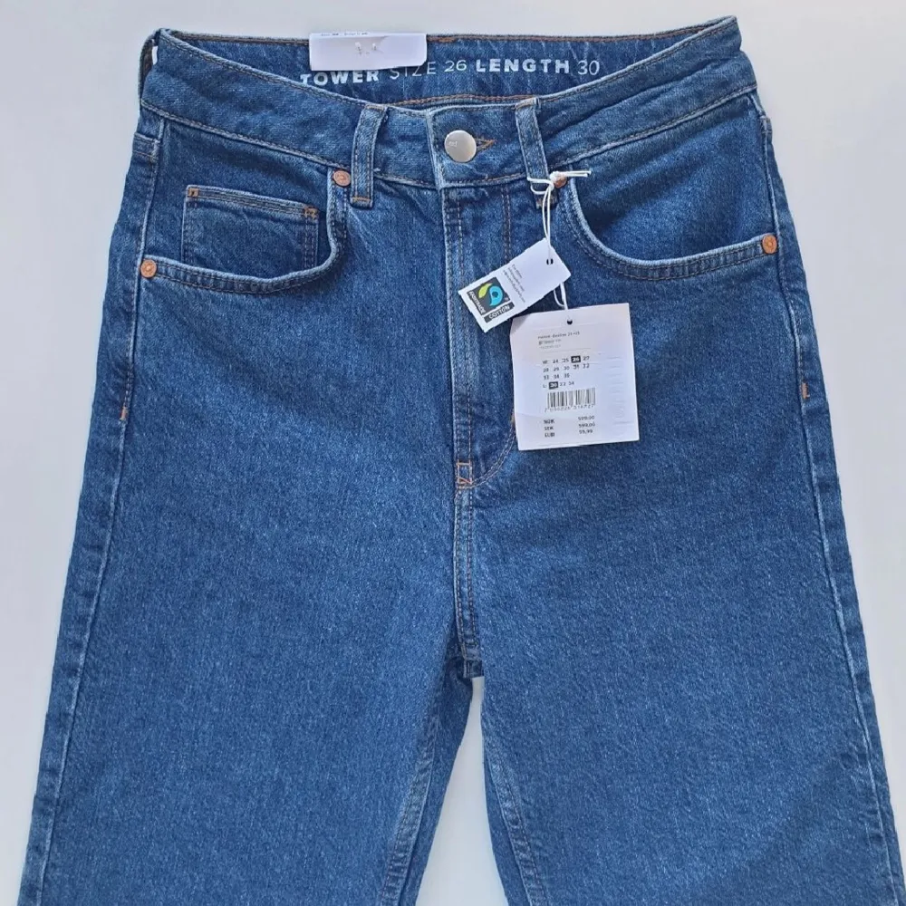 Snygga jeans, använda 1 gång så etikett är ej kvar. Nypris 599kr från bikbok. Säljer då jag flyttar in i van och inte har så mkt plats. Storleken är xs/s (26 i midjan). Jeans & Byxor.