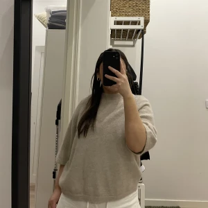 Stickad tshirt - Superfin stickad trekvarts tshirt från &other stories i alpacka ull.  Nypris 690:-