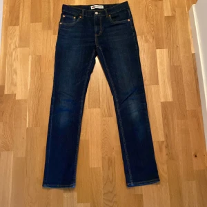 Levi’s 512 slim taper - Säljer ett par levi’s 512 slim taper som är använda få tal gånger. Jeansen är lite sliten på knappen ovanför gylfen (se bild 2). Storlek 176