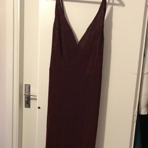 Lång glitterklänning  - Röd glitterklänning från SHEIN storlek XL pris: 100 kr aldrig använd 