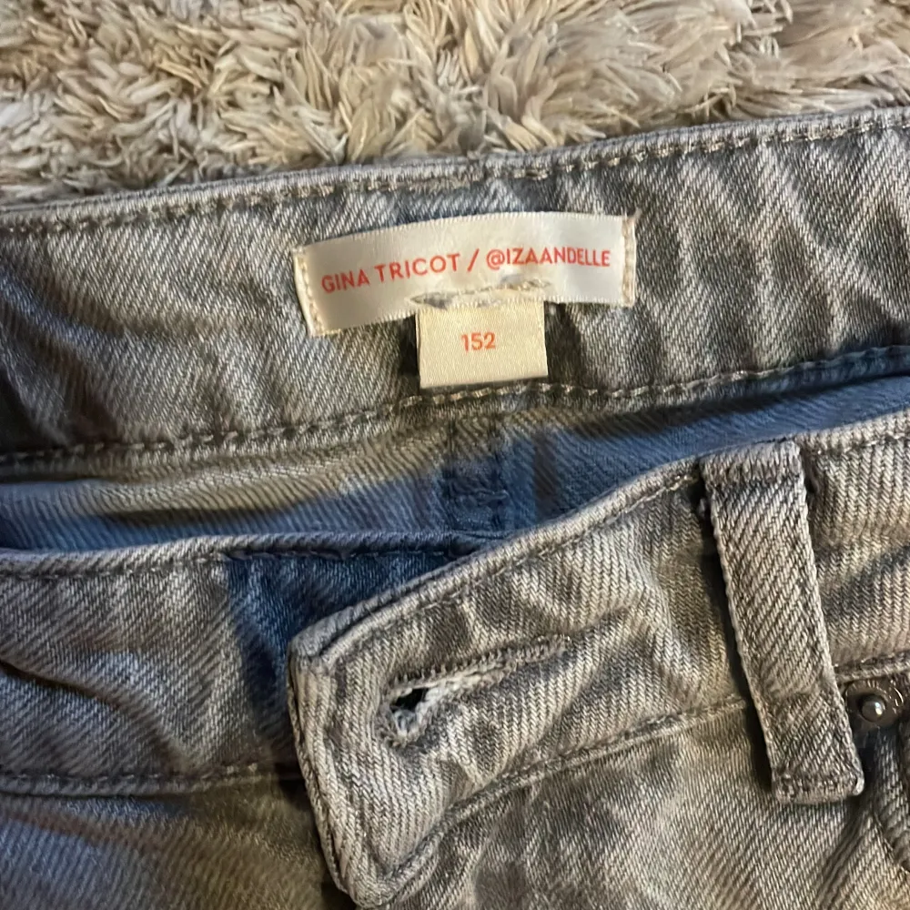 Ljusgråa lågmidjade jeans från Gina Young. Alltid varit mina favorit jeans men har nu tyvärr blivit för små. Använda men fint skick. . Jeans & Byxor.