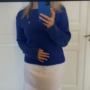 Ralph Lauren sweatshirt - Superfin Ralph Lauren sweatshirt som jag säljer då den tyvärr inte kommer till användning längre! Pm för fler bilder💙storlek m men sitter mer som en s