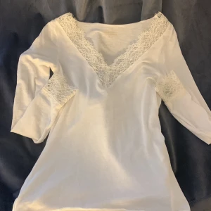 Intimissimi  - Super fin intimissimi tröja med spets 🤍 Aldrig använd och därmed inga som helst defekter.