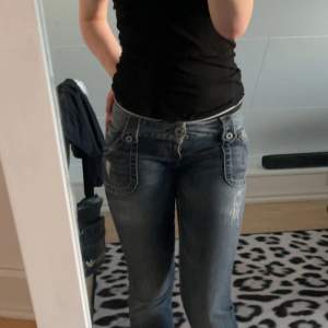 Ett par blå gråa Guess Bootcut jeans med as coola fickor i storlek 26. Dem är lite för småa på mig som vanligtvis har storlek 28. Skriv för bilder me dem på elle om du har några frågor :)