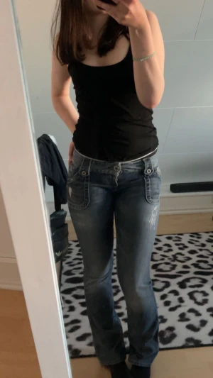 Guess Bootcut  - Ett par blå gråa Guess Bootcut jeans med as coola fickor i storlek 26. Dem är lite för småa på mig som vanligtvis har storlek 28. Skriv för bilder me dem på elle om du har några frågor :)
