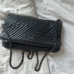 Zadigväska💖💖 - Säljer min Zadig då den inte använd s längre, dustbag medkommer❤️ nypris 4200, skriv för fler bilder❤️❤️