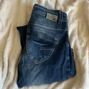 Säljer dessa low straight leg jeans då dom aldrig kommer till användning❤️ skriv för fler frågor/bilder. Priset kan diskuteras 