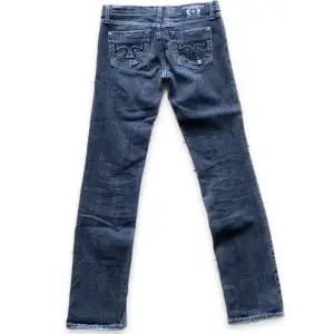 Sjukt snygga jeans med nice fickor! 41cm i midjan (mätt rakt över) och 83cm i innerbenslängd. Inte sätt några defekter. 