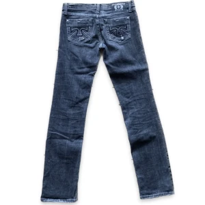 Jeans med detalj - Sjukt snygga jeans med nice fickor! 41cm i midjan (mätt rakt över) och 83cm i innerbenslängd. Inte sätt några defekter. 