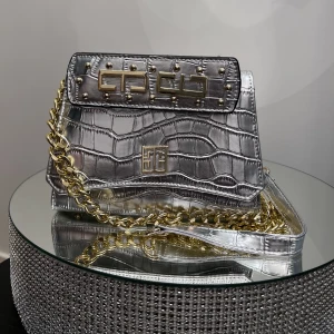 Axelremsväska  - Sjukt fin axelremsväska 