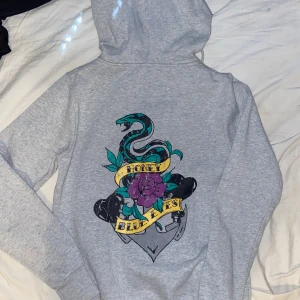 Zip up - Zip up hoodie med tryck på ryggen💫 liknar edhardy🫶🏻 använd gärna köp nu