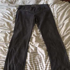 kostymbyxor - ett par mörkgråa kostymbyxor med dragkedja🤍