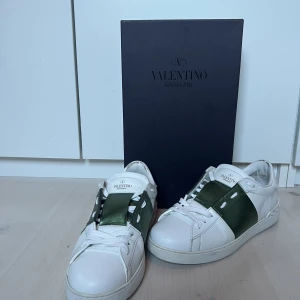 Valentinos  - The, säljer mina gröna/glansiga Valentinos i storlek 42/43 det medföljer box, påse och extra skosnören kond 8,5/10