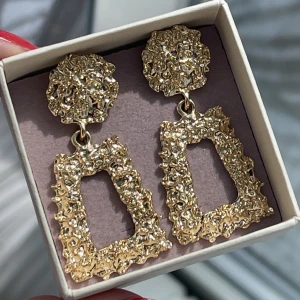 Guld örhängen  - Helt nya örhängen, använda vid ett tillfälle!