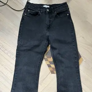 Jätte fina svarta flared jeans!!