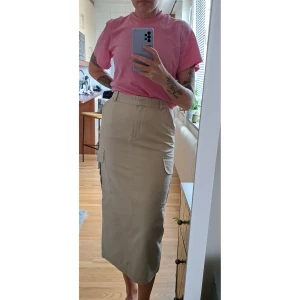 Kjol vadlång beige  - Vadlång kjol från & other stories. Nyskick. Beige. Ordinare pris 790kr. Nytt pris 390kr. Storlek 36