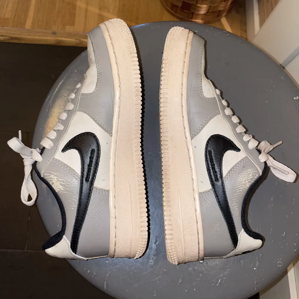 Egen designade Nike Air Force som designats på Nikes hemsida (Nike by you) så skorna är unika. Skorna är i bra skick med endast små slitningar på insidan (se sista bilden). Inköpspris 1699kr, säljs för 599kr . Storlek 36,5. Kvitto finns!. Skor.