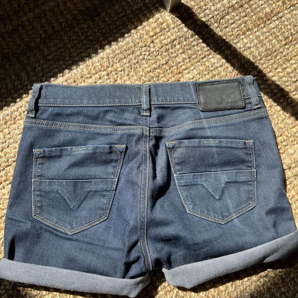  Assnygga Diesel jeans som jag klippt av och vikt upp så de blir shorts. Midjemåttet är 72 cm. Jätte snygga detaljer på framfickan och lappen där bak! Dom är tyvär lite små för mig så kan inte skicka bild på hur de sitter på❤️Pris kan diskuteras!. Shorts.