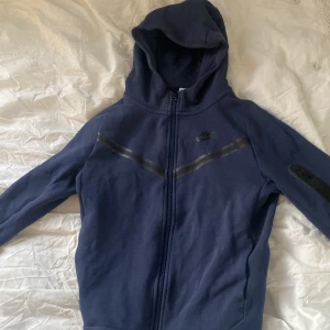 Nike teche - jättesnygg hoodie som är lite för liten för mig som har storlek S så passar XS bättre. använd några fåtal gånger. Nypris: 1200kr
