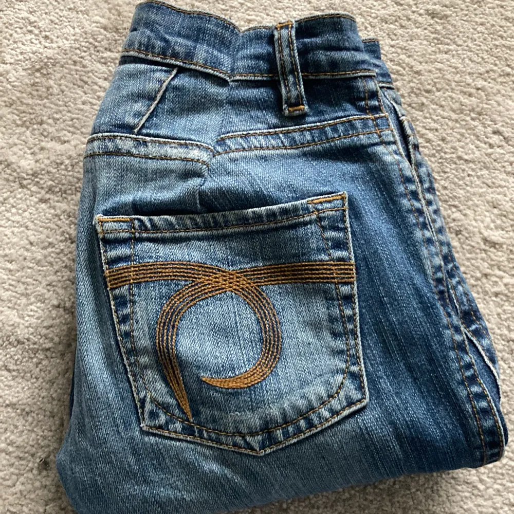 Säljer dessa jeans då jag aldrig använt o nu har jag växt ur de på längden 💞dunder skick hör av er för fler bilder💞pris kan diskuteras står ej för frakten. Jeans & Byxor.