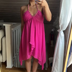 Volangklänning - Dösnygg klänning från Gina Tricot. Vet ej vilket år, köpte i secondhand butik för ett tag sen. Säljer för att den är för liten på mig! Dragkedjan går ej upp. Mina mått: byst 90cm, midja 70-75cm, höft 96cm. Jag är 160cm! Från bysten är klänningen ca 95cm