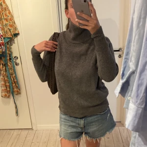 Kashmir & ull polo - Säljer denna polotröja i Kashmir och ull! Endast använd en gång och den är i strl S. Inköpt på H&M för 1499kr.💕 Pris kan diskuteras!